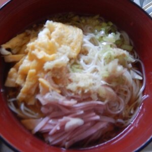 たまごとスライスハムと玉ねぎのそうめん